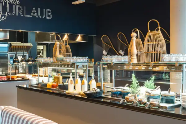 Buffetstationen mit Müslischalen sowie Milchflaschen.