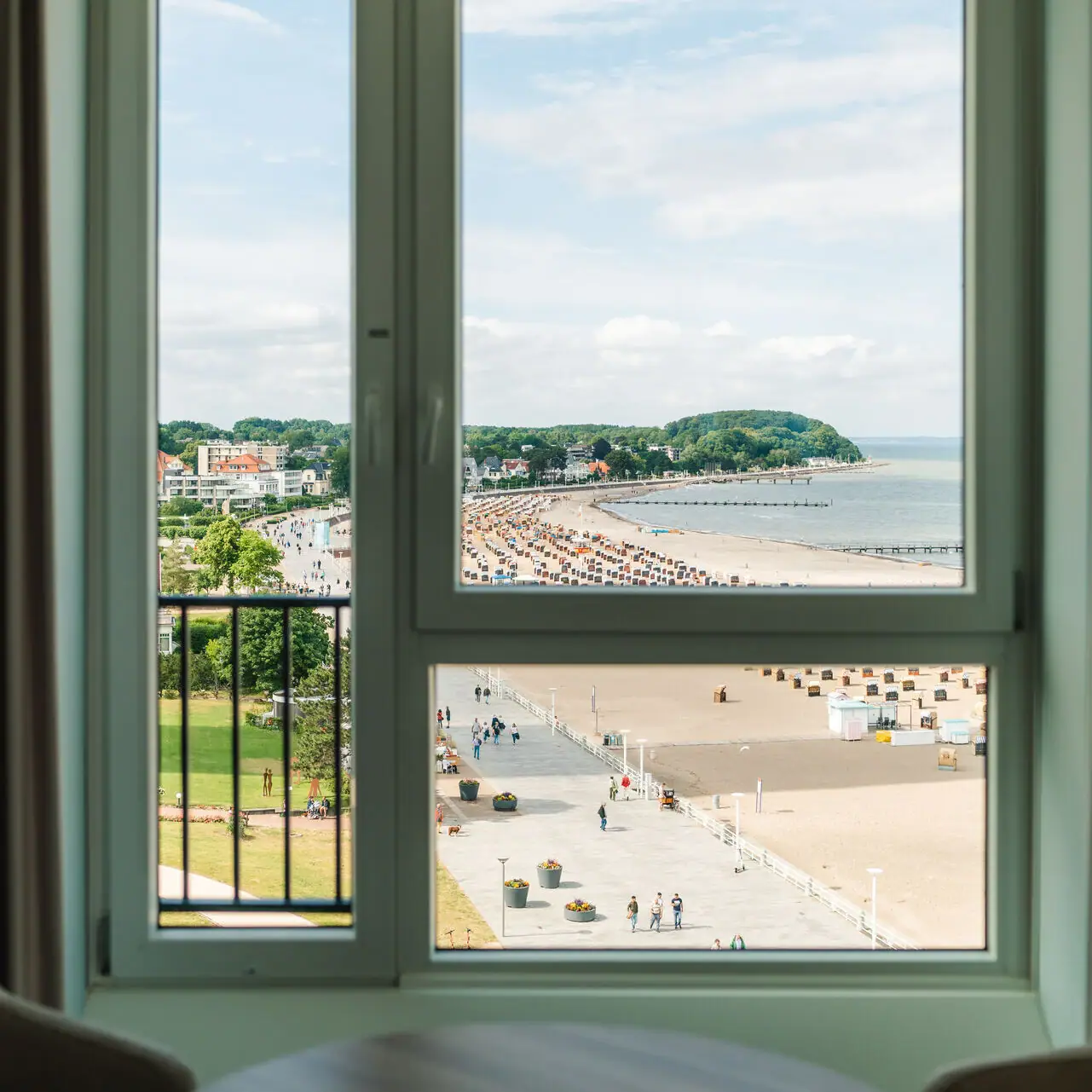Zimmeraussicht Blick auf einen Strand durch ein Fenster.
