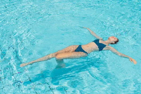 Eine Frau in einem Schwimmbecken.
