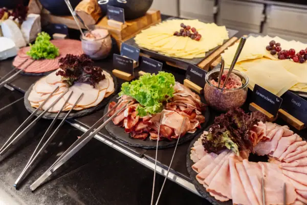 Aufschnitt Ein Buffet-Tisch mit verschiedenen Arten von Speisen.