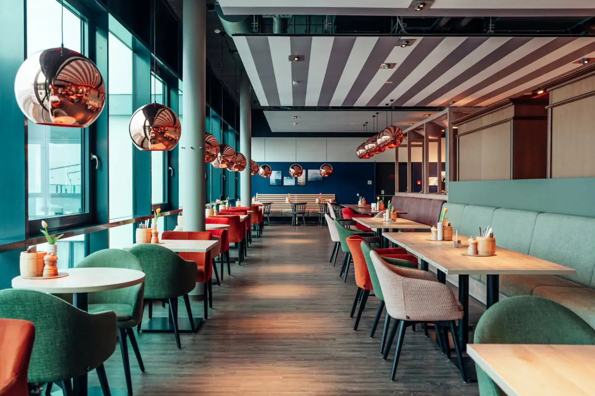 Ein Restaurant mit Tischen und Stühlen.