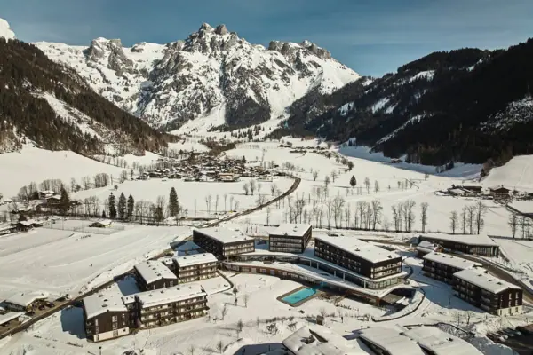 Schneebedeckte Berge und Gebäude im Freien.
