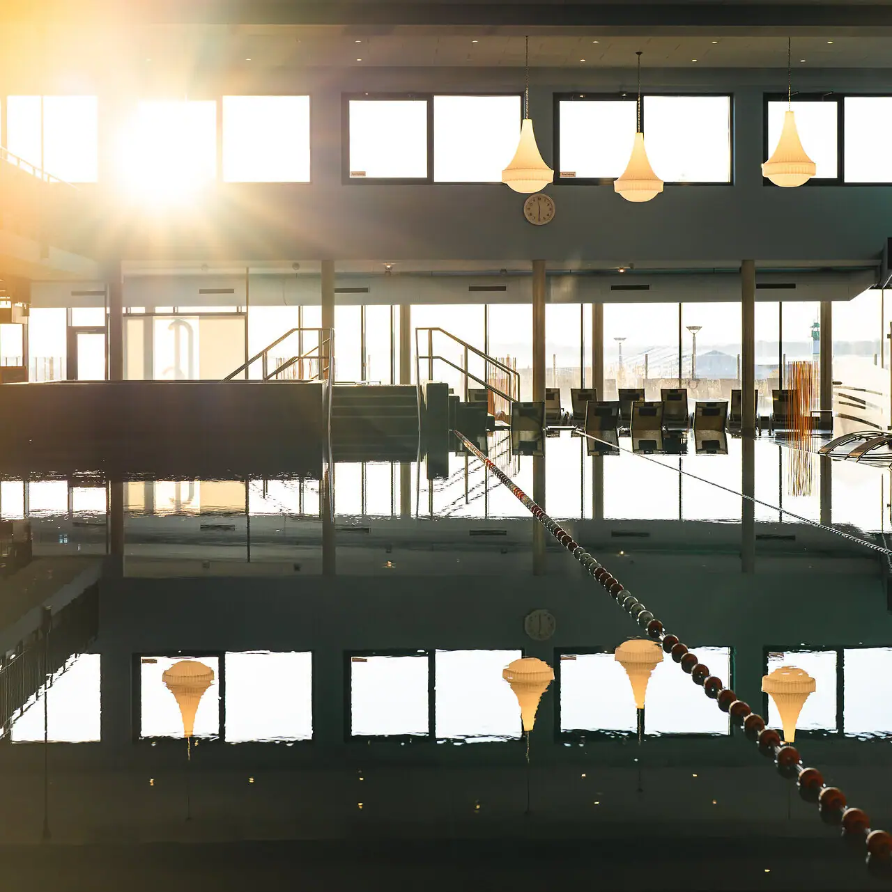 Innenpool Schwimmbecken mit großem Pool und großem Fenster im Innenbereich.