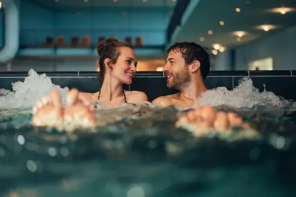 Ein Mann und eine Frau in einem Whirlpool.