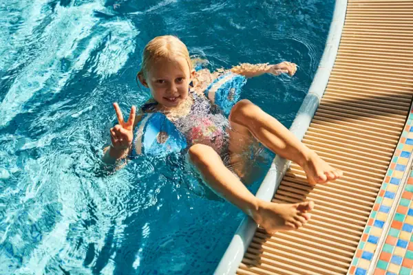 Mädchen in einem Schwimmbecken.
