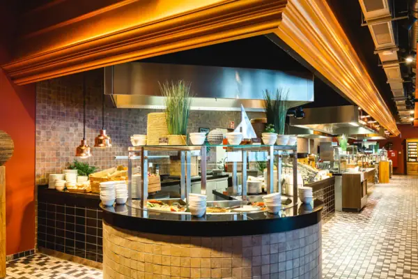 Buffetstation im JEDERMANNS Eine Küche mit großem Tresen für Buffet.