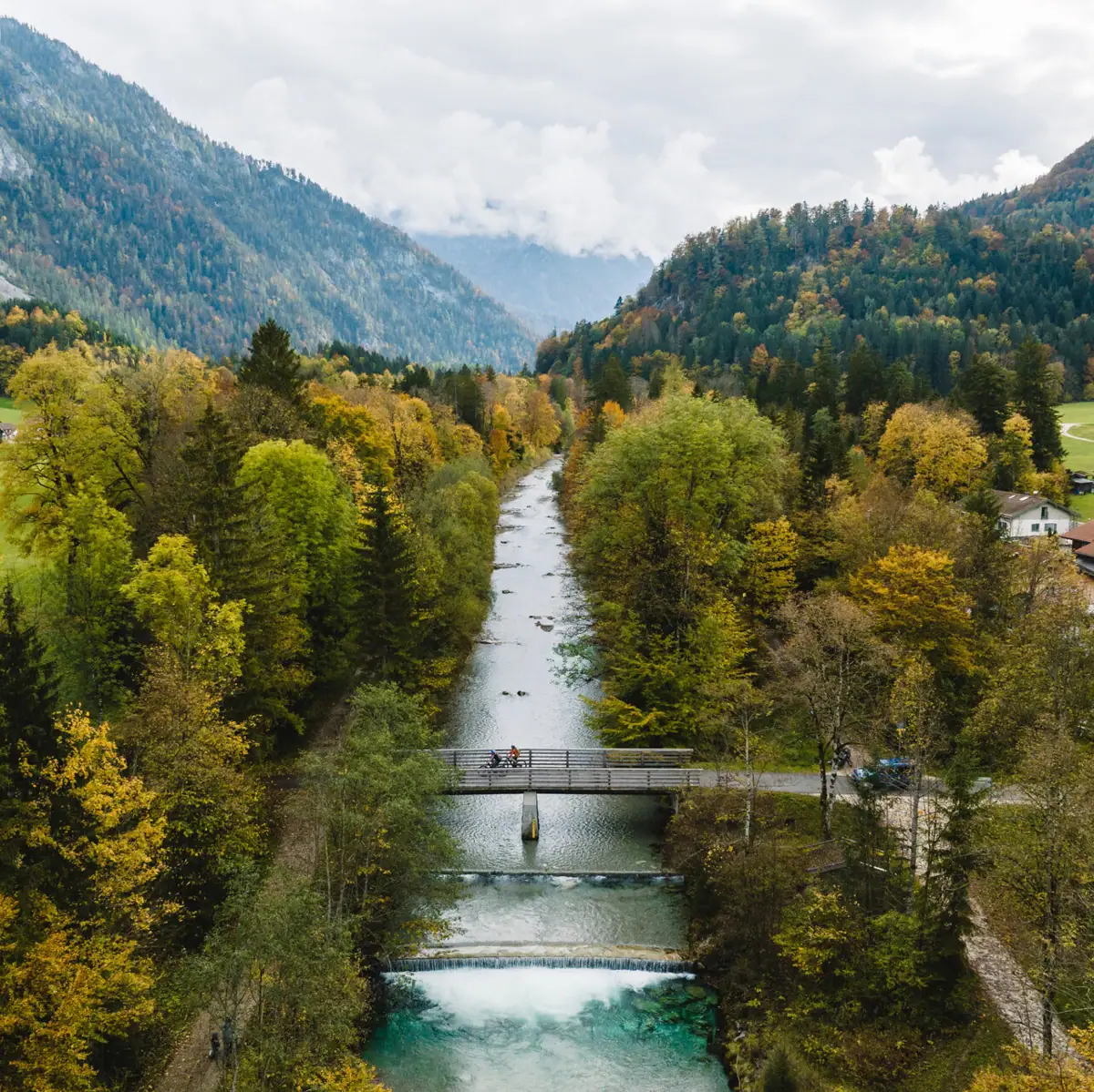 Traun in Ruhpolding Brücke über einen Fluss, umgeben von Bäumen