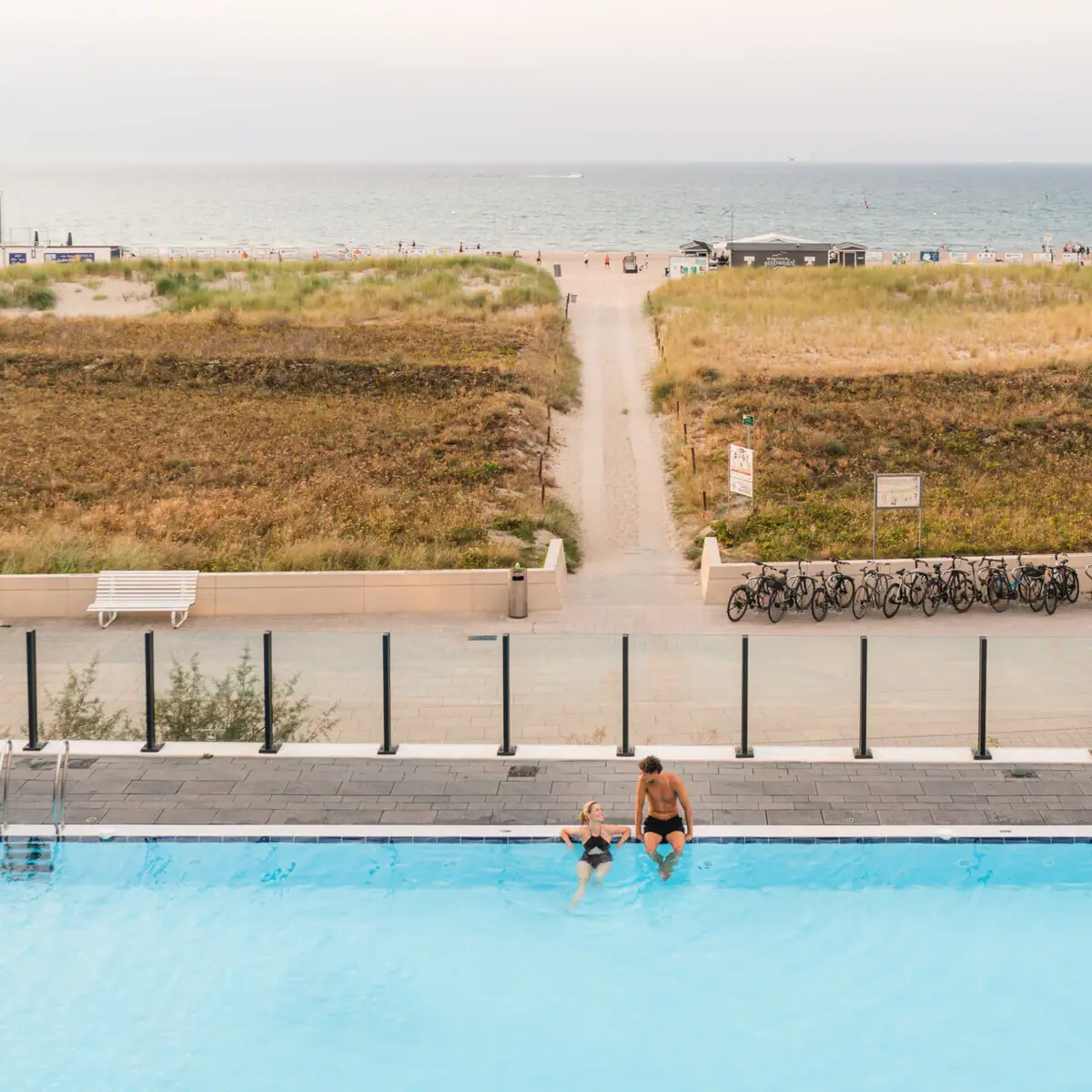 Ein Mann und eine Frau im Pool.