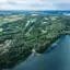 Luftaufnahme einer Wasserlandschaft mit Bäumen und Gebäuden.