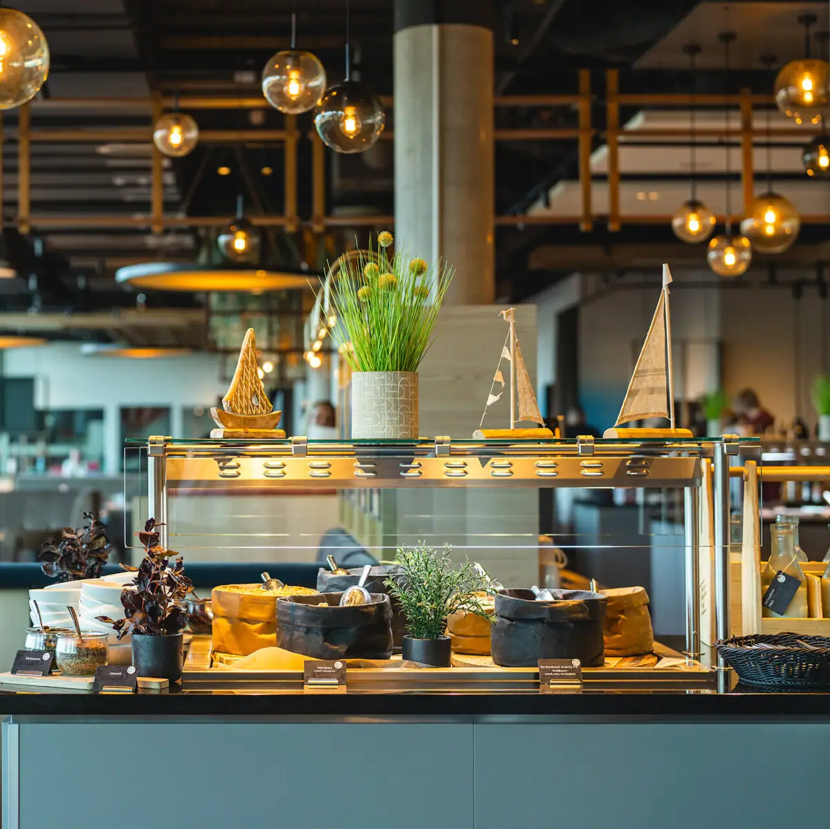 Pflanzen und Gegenstände auf einer Buffetstation