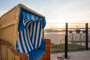 Strandkorb Ein Strandkorb mit blau-weiß gestreiftem Bezug.