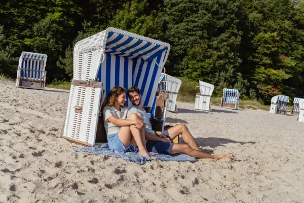 Bansin Strand Ein Mann und eine Frau sitzen in einem Strandkorb in Bansin auf Usedom.