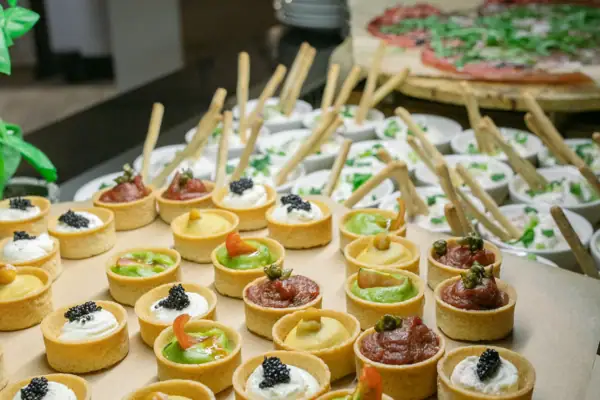 Ein Tisch voller Snacks, Gebäck und Desserts.
