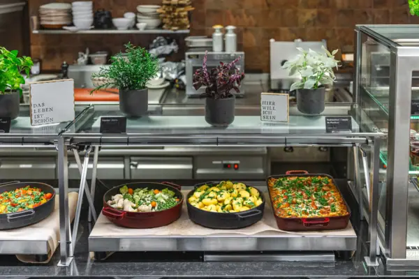 Abendessen im aja Bad Saarow Speisenauswahl an einem Buffet