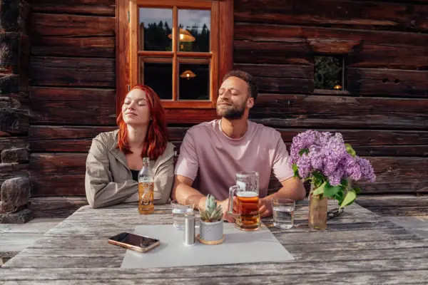 Ein Mann und eine Frau sitzen an einem Tisch mit Getränken.