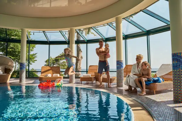 Innenpool Eine Gruppe von Menschen am Pool.