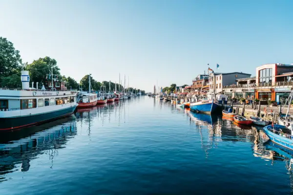 Wasserstraße mit Booten und Gebäuden, im Hintergrund Neapel.