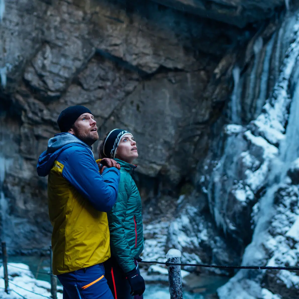 Partnachklamm im Winter Ein Mann und eine Frau stehen in der Partnachklamm in winterlicher Naturumgebung.