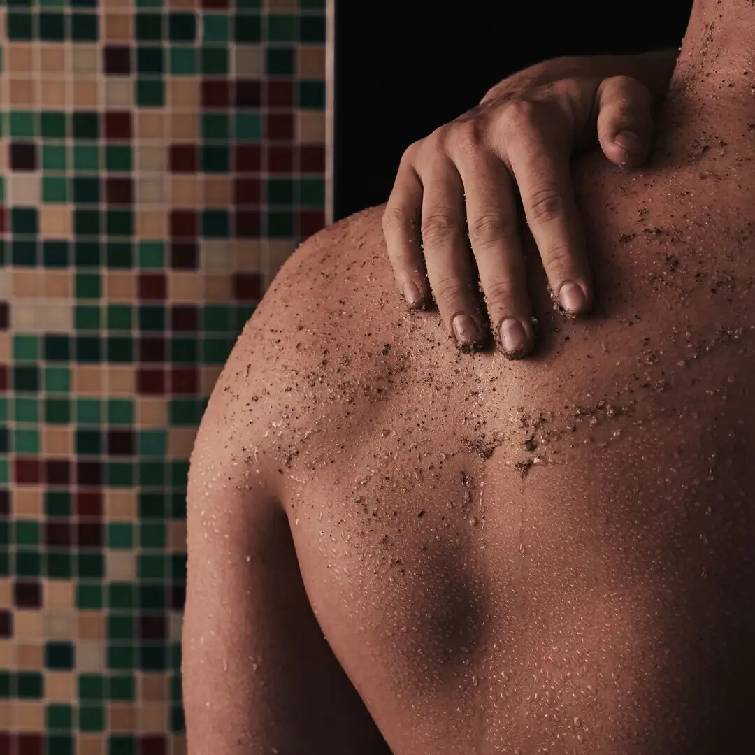 Ein Mann mit einer Hand auf seiner Schulter.