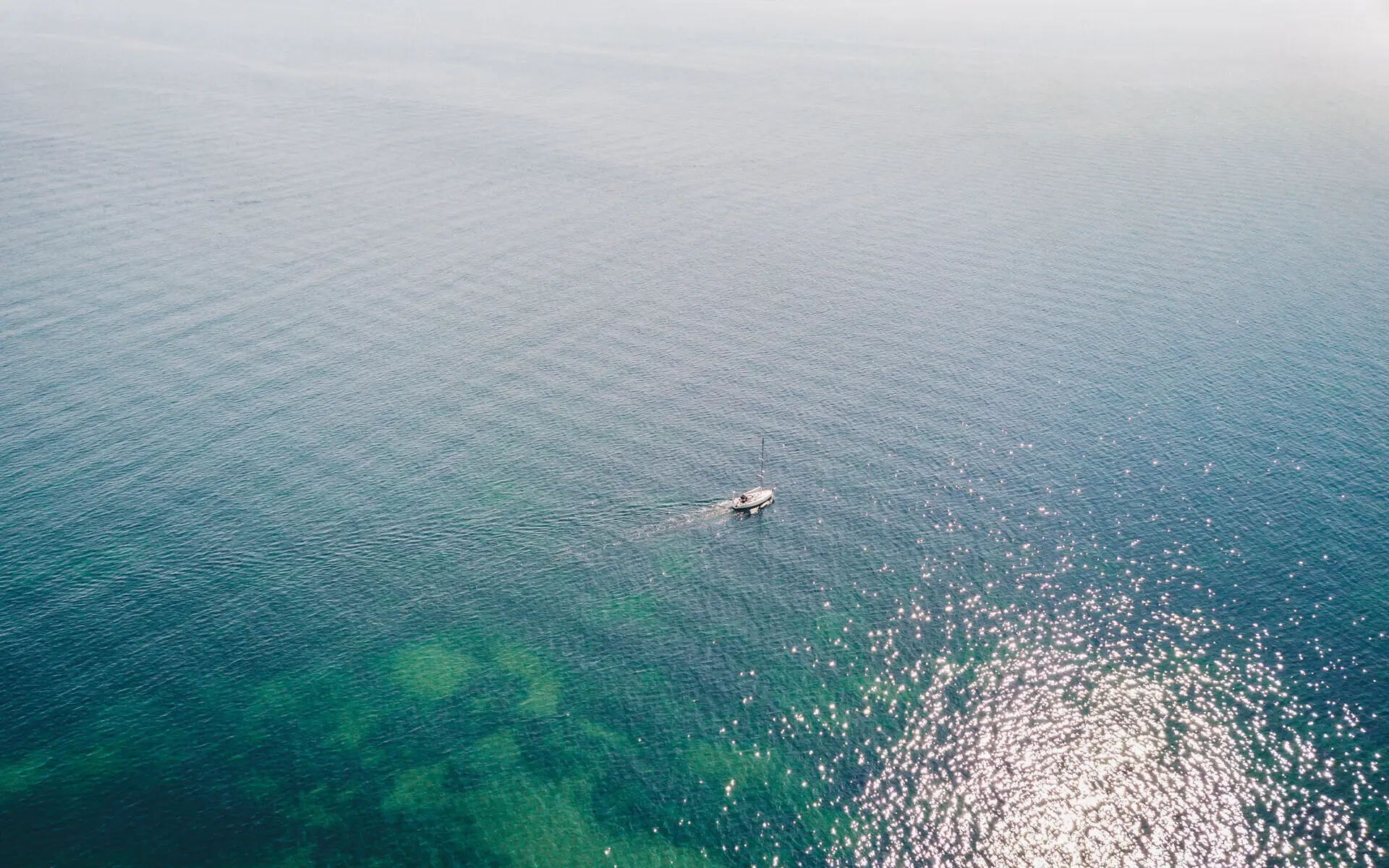 Ein Boot auf dem Wasser