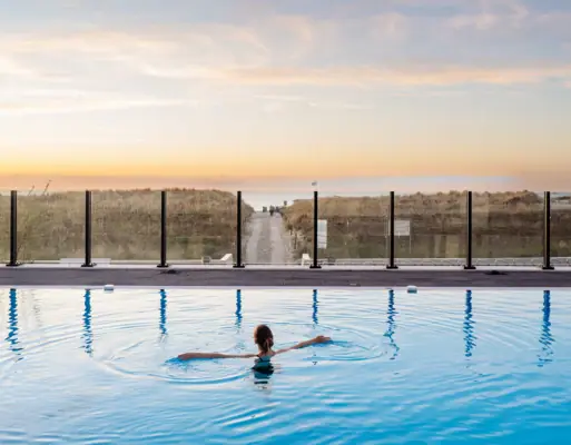 Eine Frau schwimmt in einem Pool.