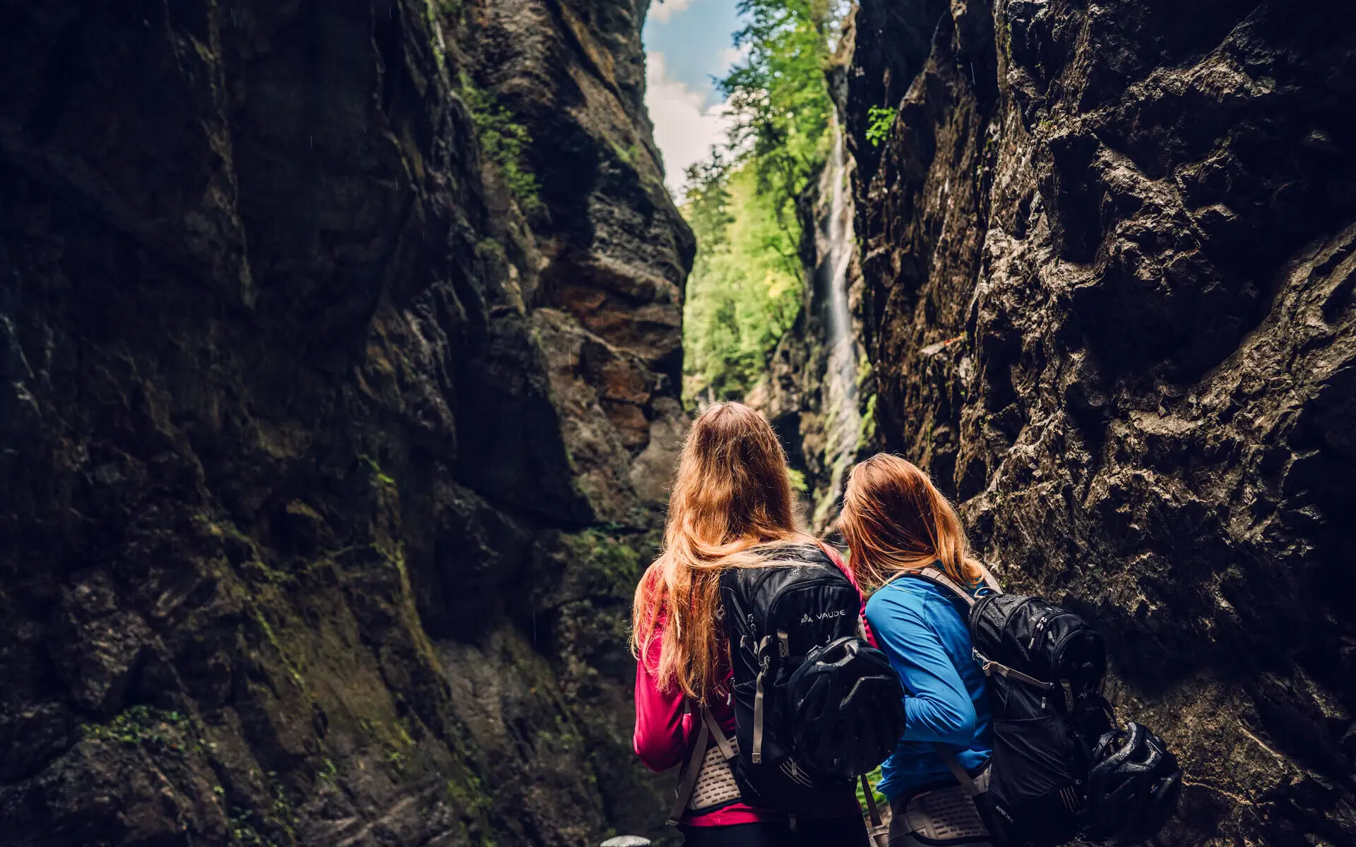 Zwei Frauen stehen in der Partnachklamm beim Wandern.