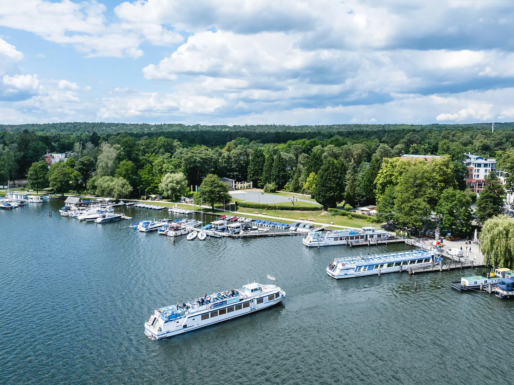 Boote auf dem Wasser mit Bäumen im Hintergrund