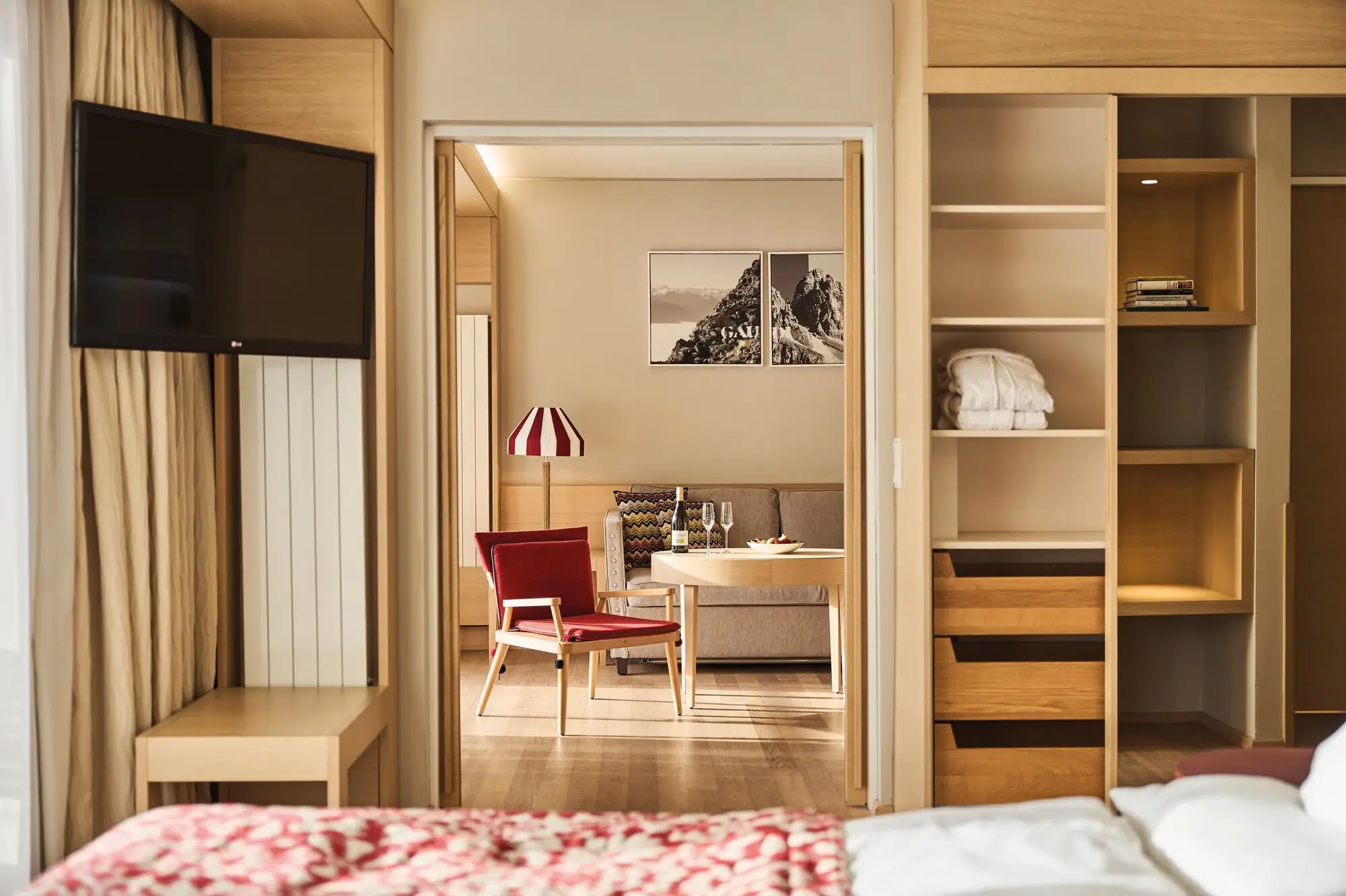 Ein Raum mit einem Fernseher und einem Stuhl.