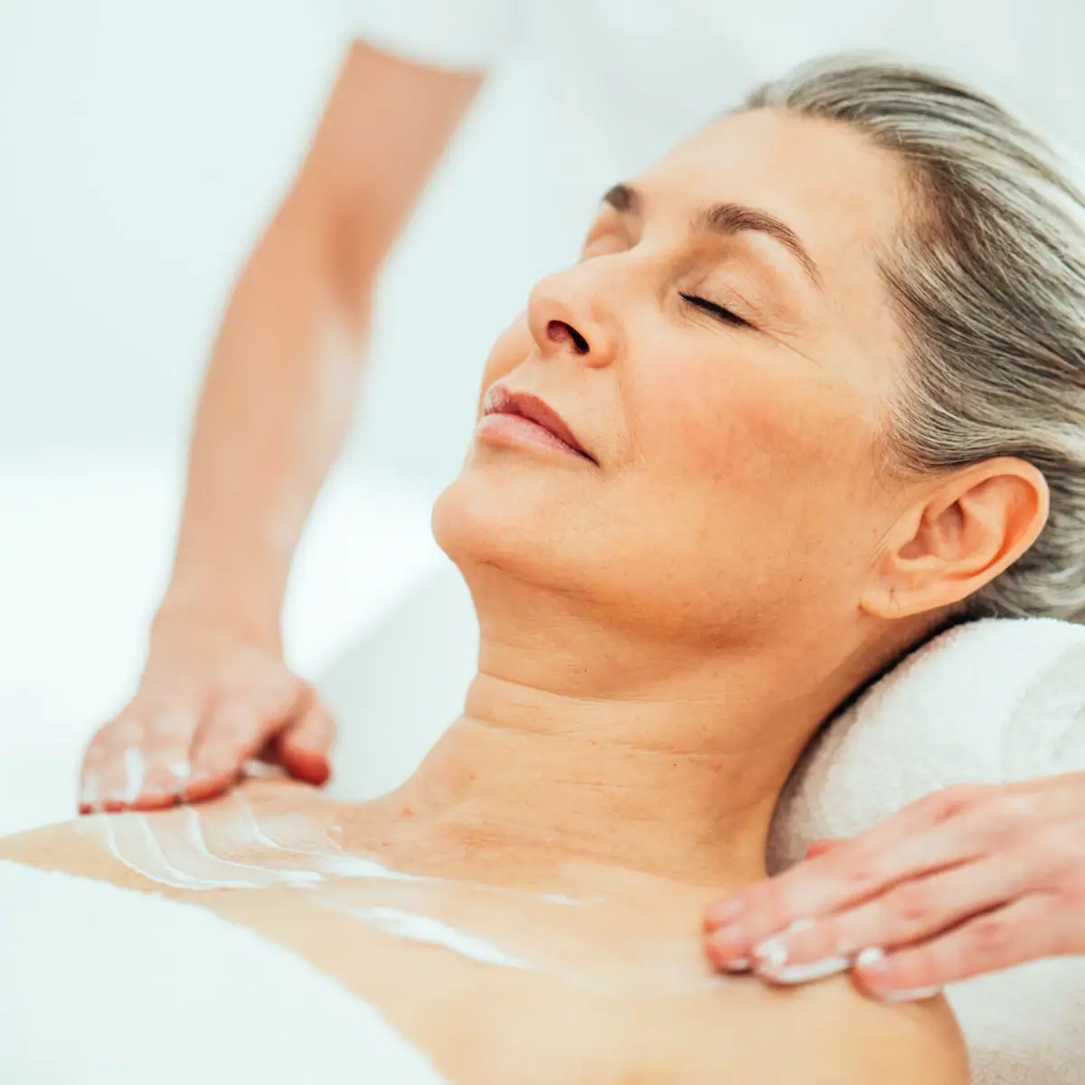 Eine Frau erhält ein Körperpeeling.