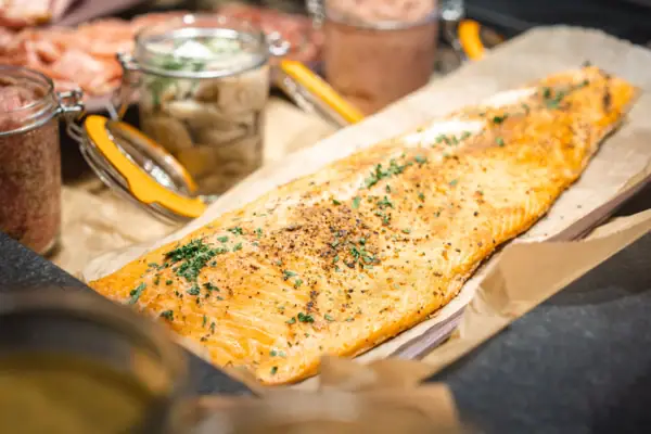 Ein Fisch auf einem Tablett.