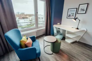 Ein Raum mit Schreibtisch und Stuhl.