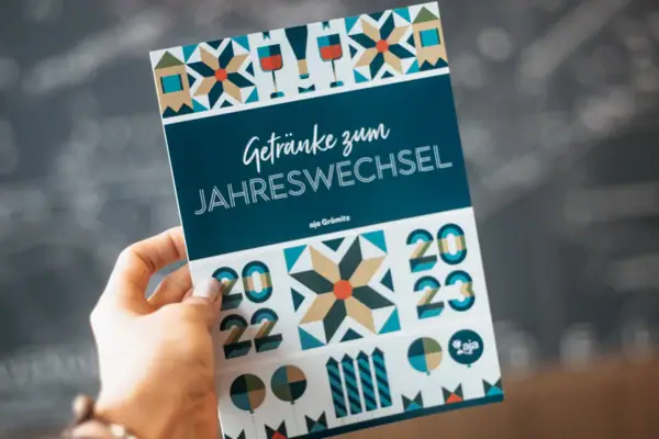 Silvester im aja Warnemünde Hand hält ein Programmheft mit handschriftlichen Notizen.