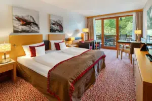 Doppelzimmer Hotelzimmer mit Bett und Stühlen.