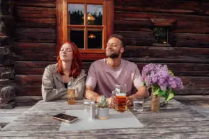 Ein Mann und eine Frau sitzen an einem Tisch mit Getränken.