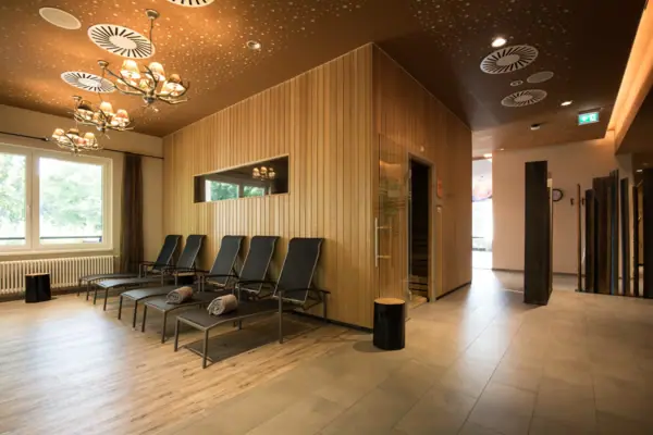 Ein Raum mit Stühlen und einer Holzwand.