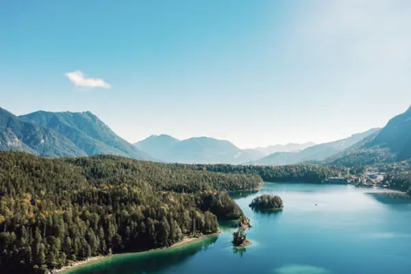 Eibsee Ein See, umgeben von Bäumen und Bergen.