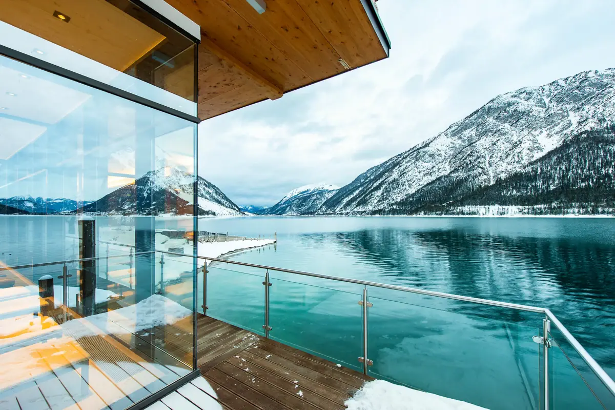 Das aja Fürstenhaus am Achensee im Winter mit dem See im Hintergrund.