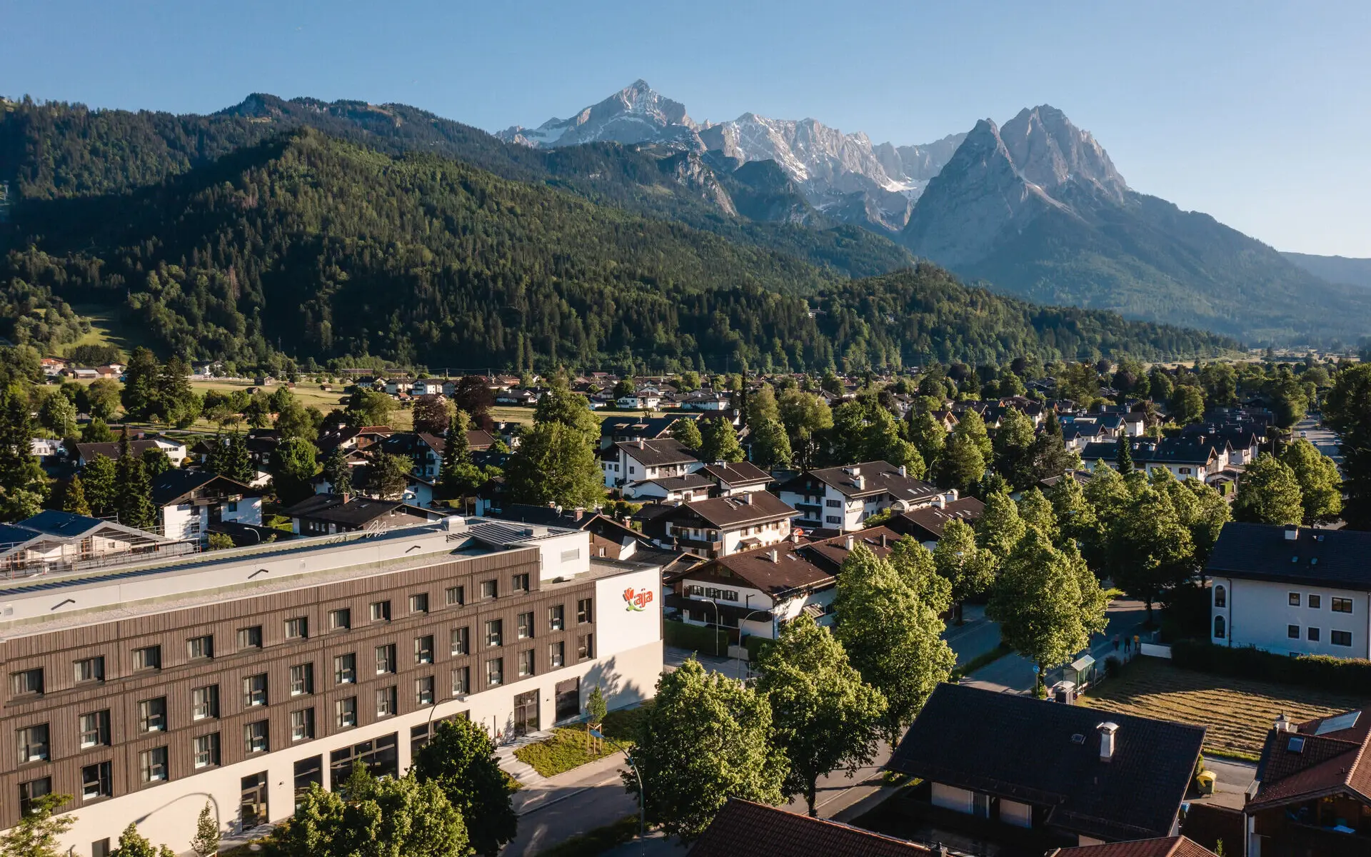 Luftansicht des aja Garmisch-Partenkirchen in einem Dorf in den Bergen. 