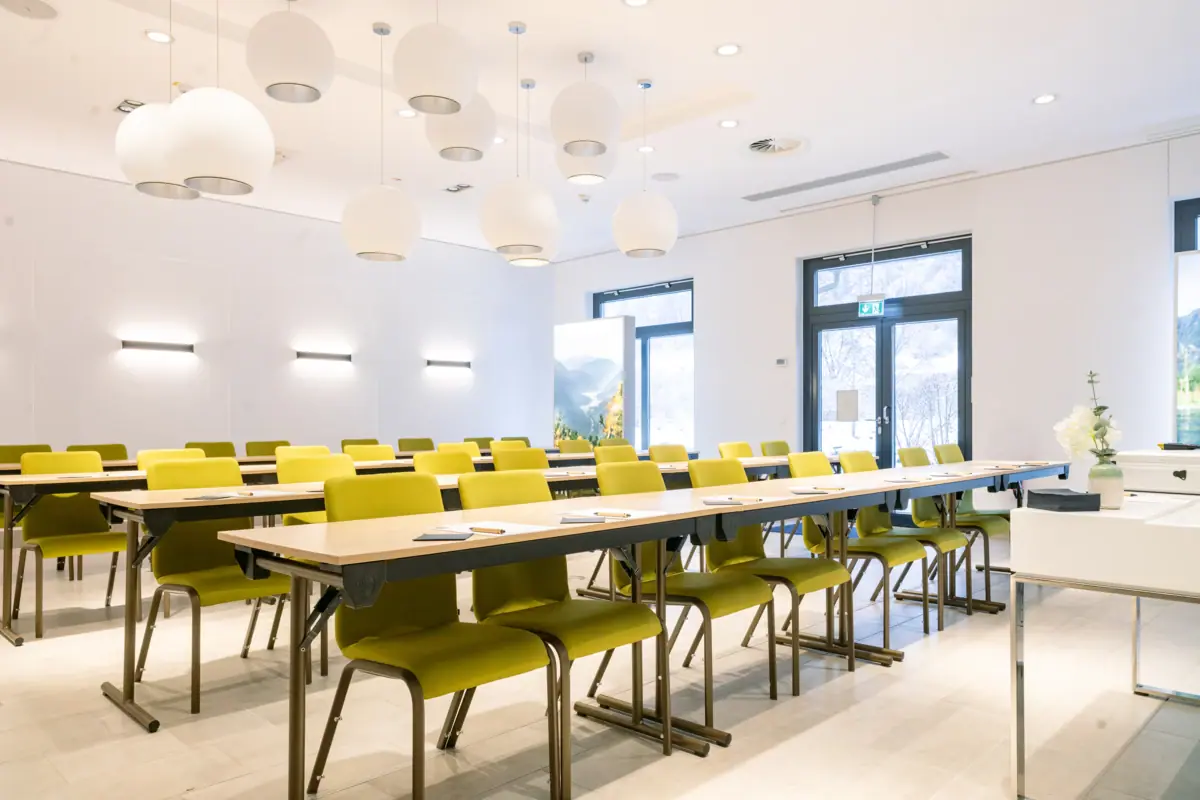 Ein Raum mit Tischen und Stühlen.