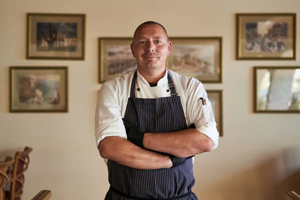 Koch Ein Mann trägt eine Kochschürze.