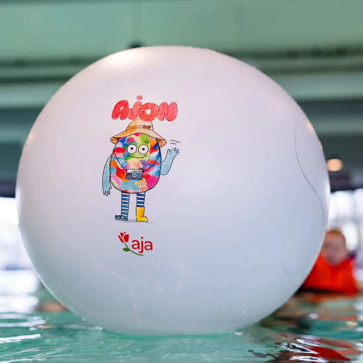 Wasserball Ein weißer Ball im Wasser.