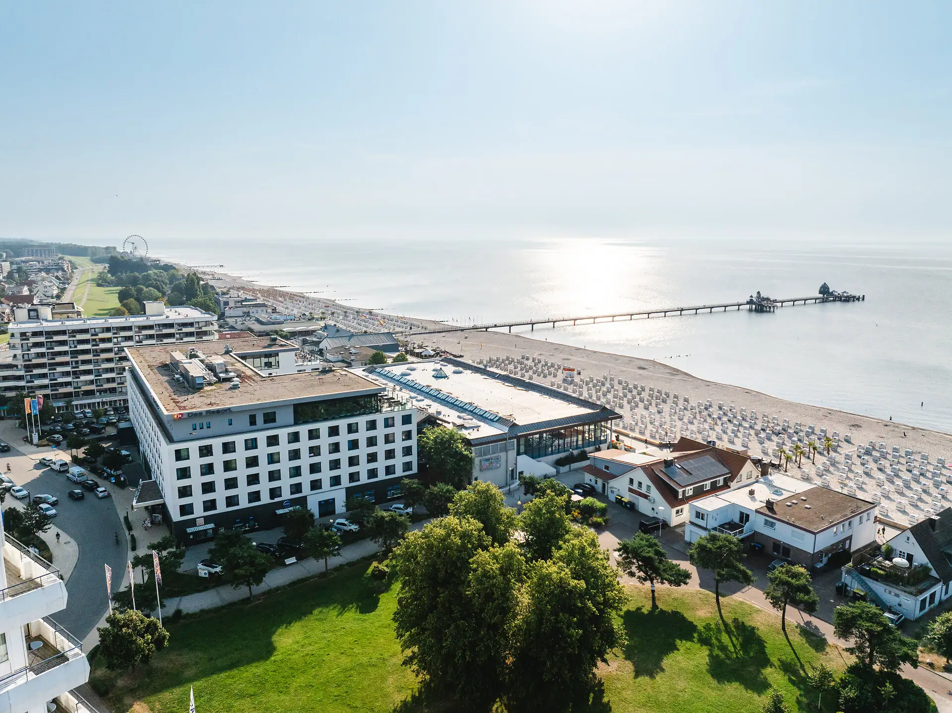 Ein Gebäude neben einem Gewässer.