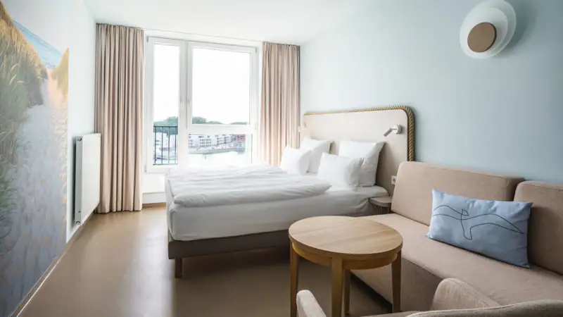 Ein Zimmer mit einem Bett und einem Sofa.