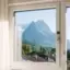 Blick auf Berge durch ein Fenster