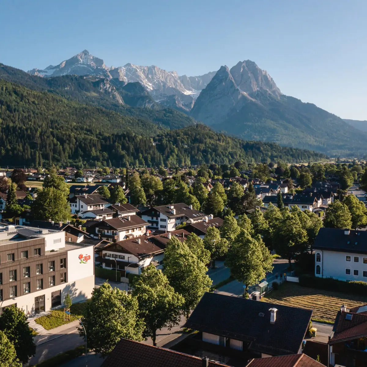 aja Garmisch-Partenkirchen Ausblick Der Ausblick vom aja Garmisch-Partenkirchen mit Blick auf die Zugspitze.