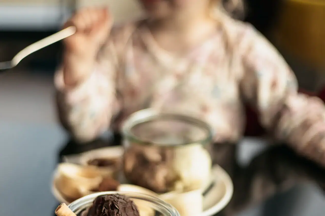 Kinderbuffet Ein Kleinkind isst Eis.