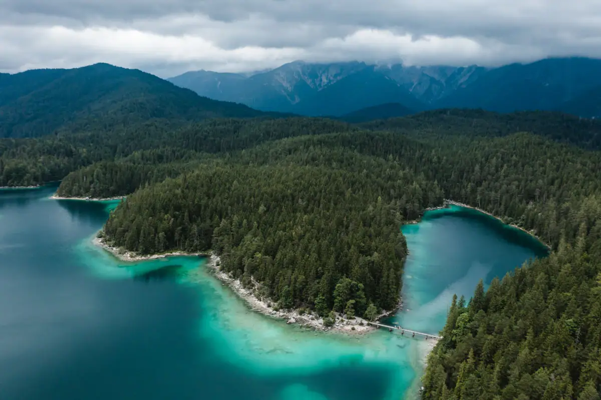Eibsee Der Eibsee mit Bäumen und Bergen im Hintergrund.