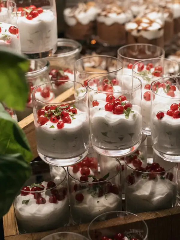 Eine Gruppe von Dessertgläsern