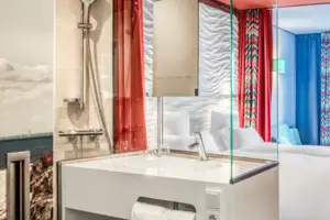 Doppelzimmer Ein Zimmer mit einem Doppelbett und einem Waschbecken.