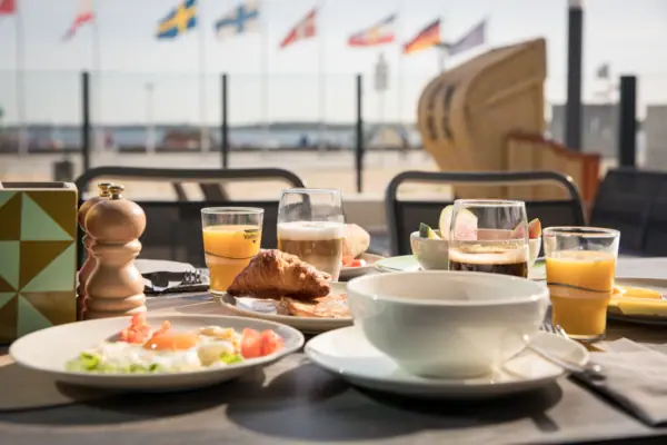 Ein Tisch mit verschiedenen Speisen und Getränken.